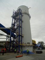 Wieża dyfuzyjna po zakończeniu montażu, położeniu izolacji i elewacji oraz doprowadzeniu rurociągów