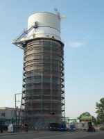 Wieża dyfuzyjna po zakończeniu montaż, przed położeniem izolacji i elewacji oraz przed doprowadzeniem rurociągów